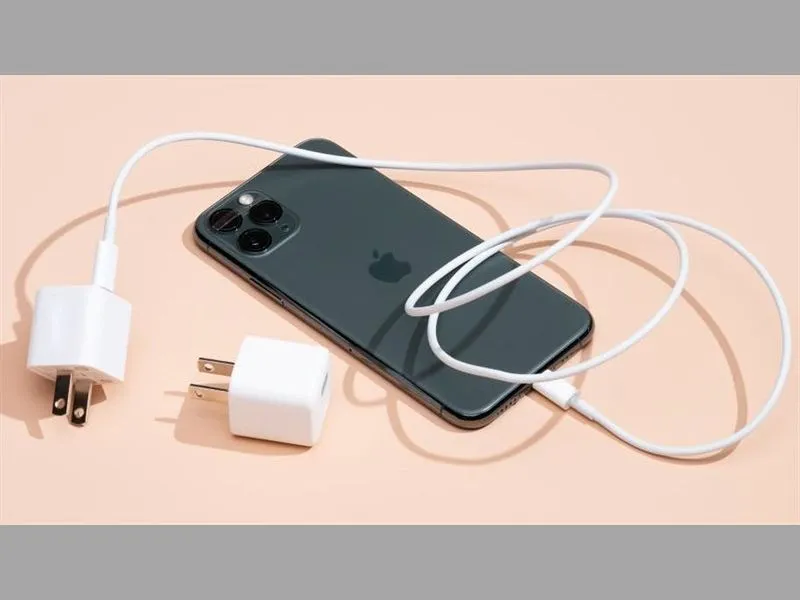 Nên dùng cục sạc chính hãng Apple