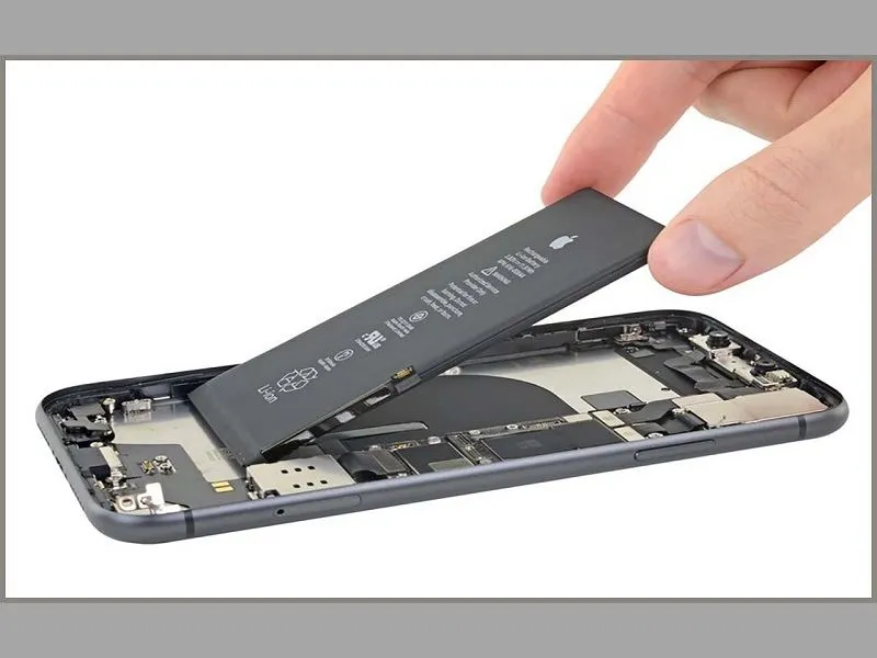 Thay pin mới khi iphone cắm sạc không vào điện