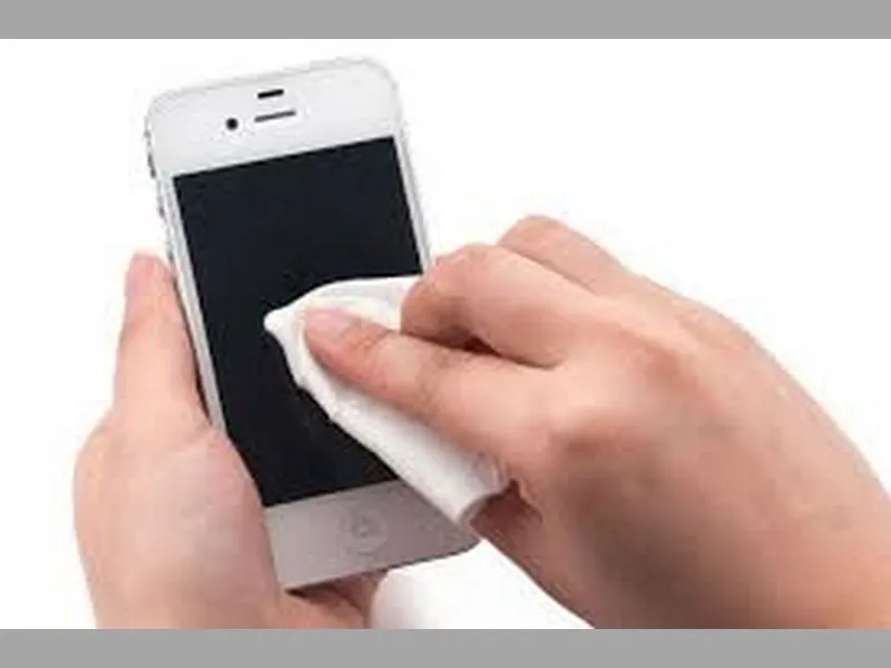 Nhanh chóng lau khô từ bên ngoài iPhone dính nước