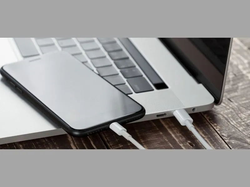 Kết nối iPhone của bạn với PC đã cài iTunes bằng cáp Lightning