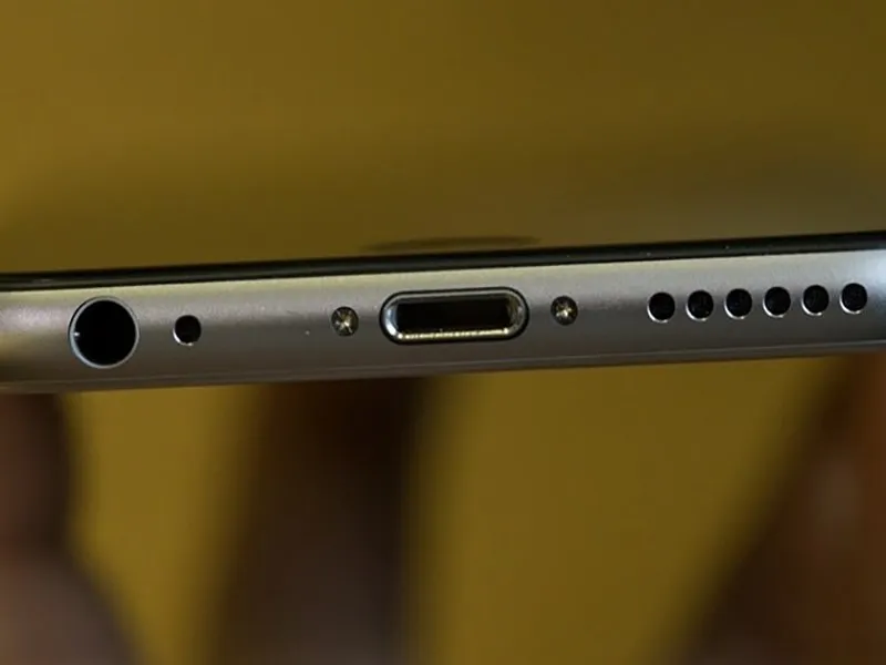 Cổng sạc pin iPhone bị bụi bẩn bám