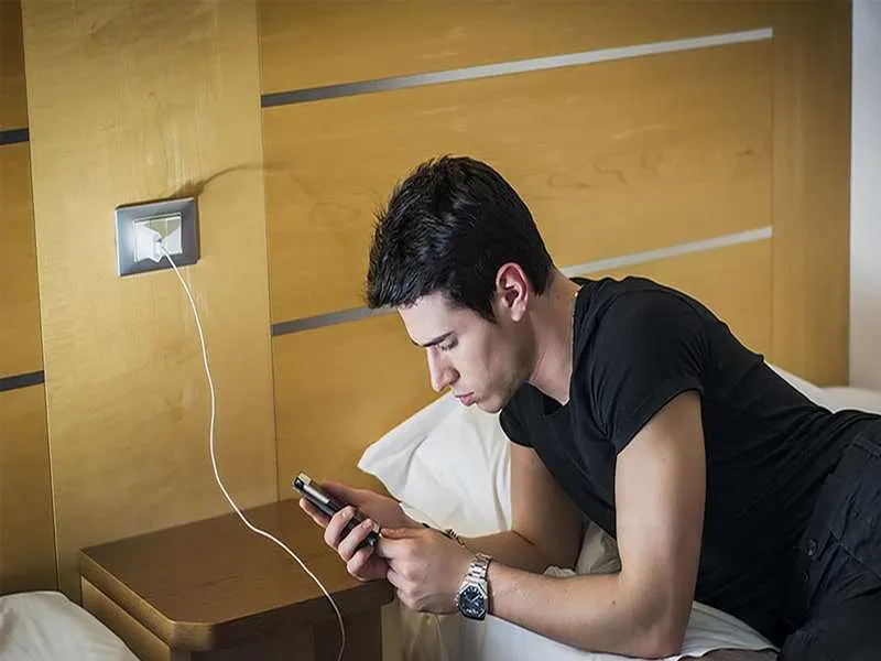 Không nên vừa sạc vừa sử dụng iPhone