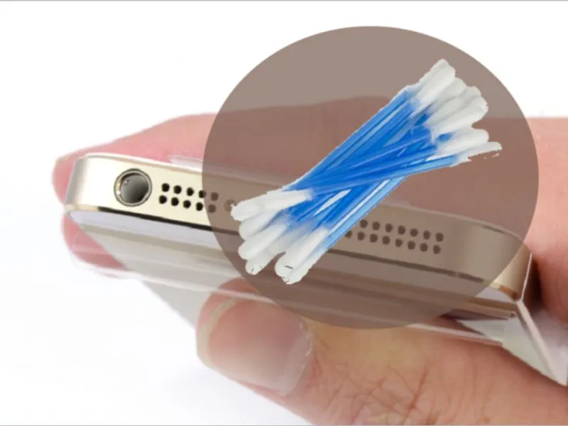 Dùng tăm bông để vệ sinh khi lỗi mic iphone