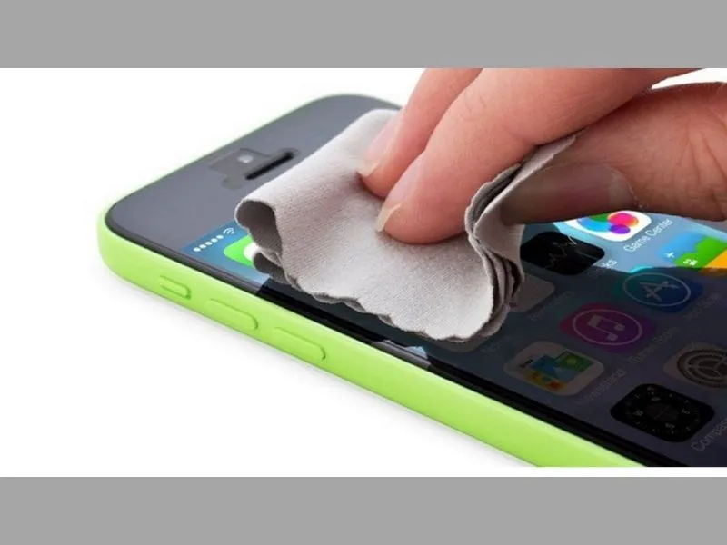 Vệ sinh màn hình iPhone thường xuyên