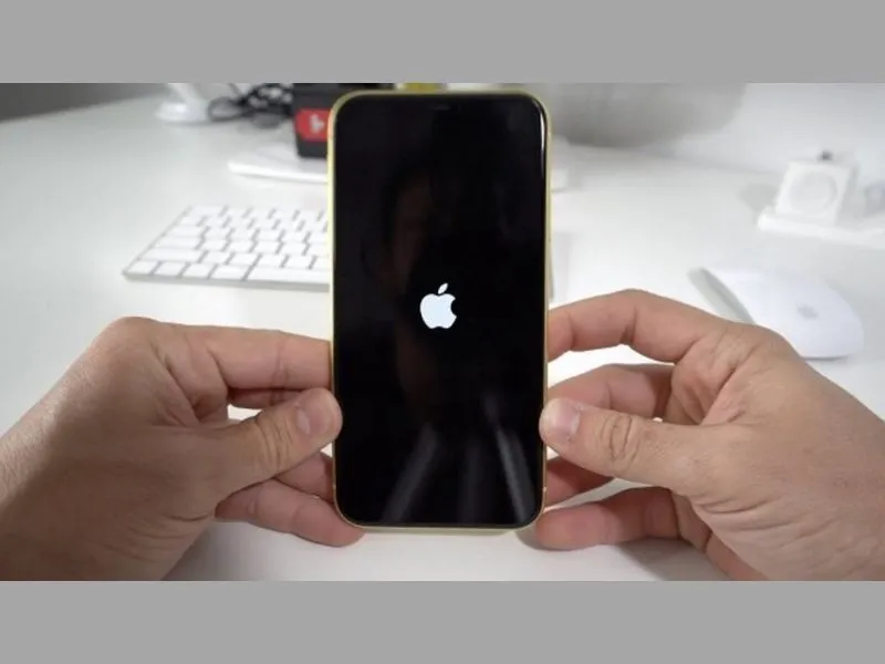 Tiến hành khởi động lại máy khi màn hình iPhone bị đơ