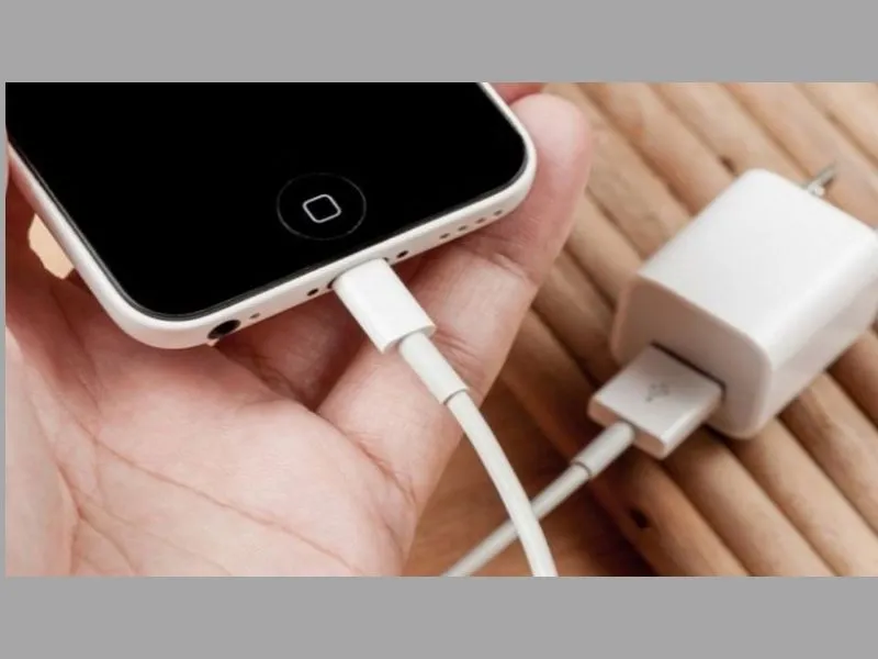 Sử dụng cốc/ cáp sạc chính hãng hạn chế màn hình iPhone bị đơ