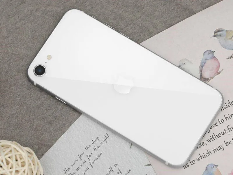 Mệnh Thủy hợp điện thoại màu gì? iPhone SE 64GB 