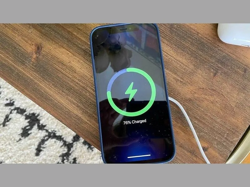 Chuyên gia khuyên Nên sạc iPhone đến bao nhiêu phần trăm?