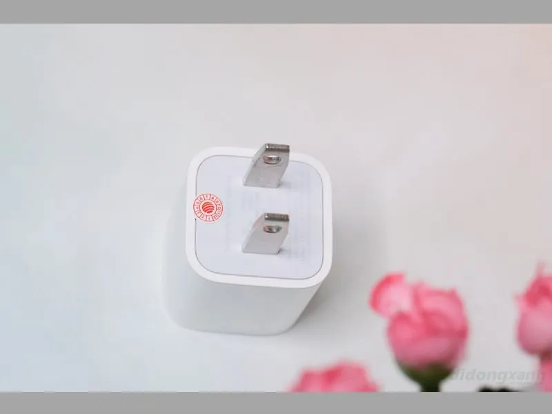 Chữ in trên sạc rõ ràng nhưng không quá đậm