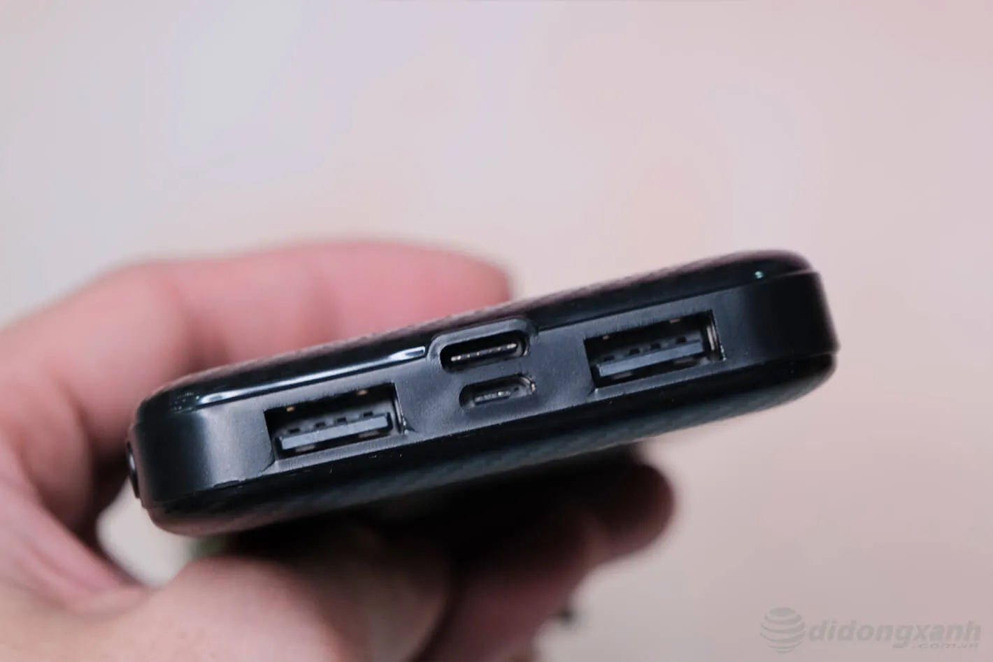 pin du phong ov 100 mah duoc trang bi 4 cong sac