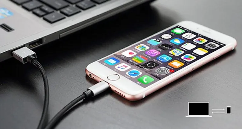 Sạc pin iPhone bằng máy tính hoặc laptop được không?