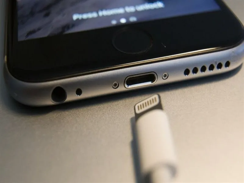 Tại sao điện thoại iPhone cắm sạc không vào pin?