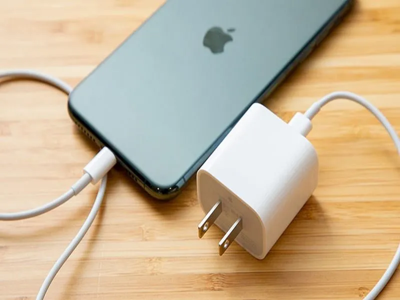 Kiểm tra chất bộ sạc iPhone