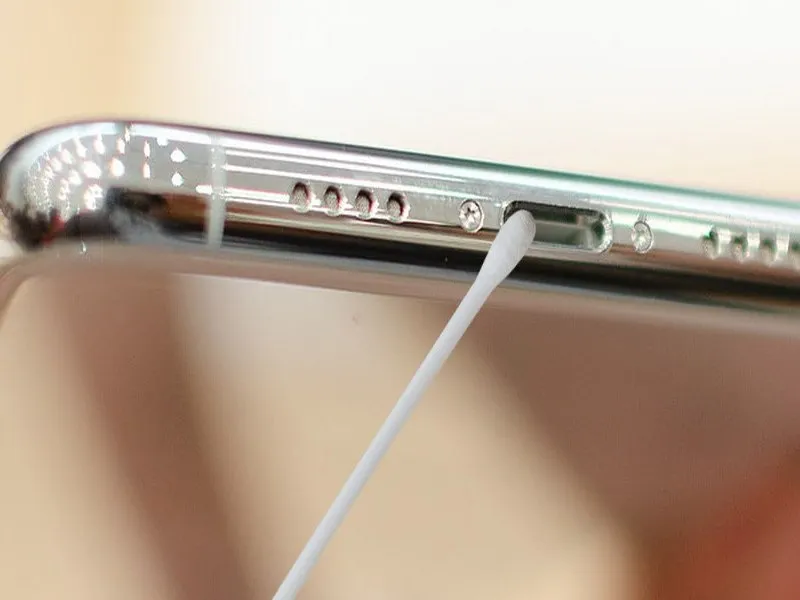 Kiểm tra cổng cắm sạc iPhone