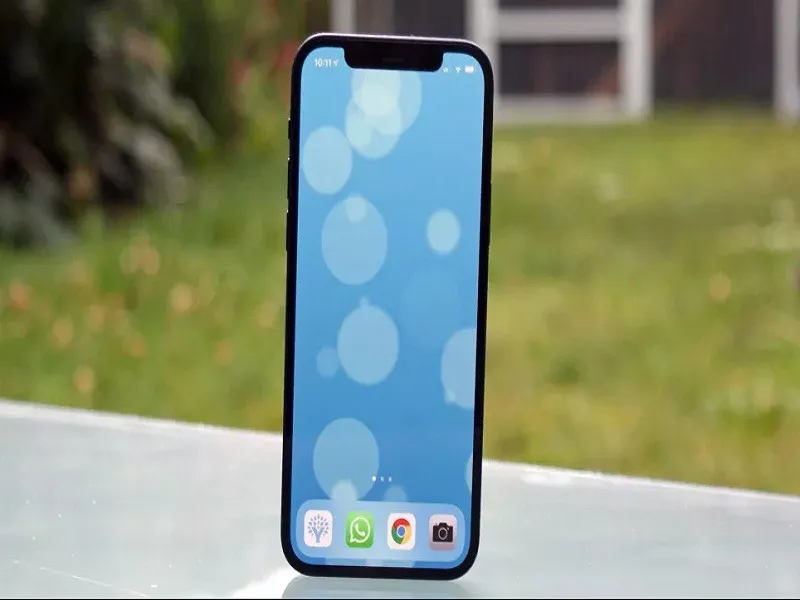 So sánh iPhone 14 và iPhone 12 qua thiết kế màn hình