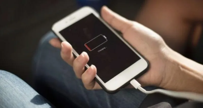 tai sao iphone sac khong vao pin
