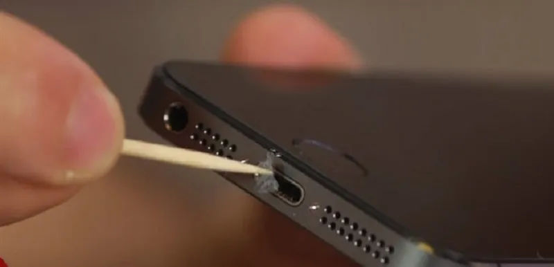 Tại sao pin iphone chỉ sạc đến 80 - Cổng sạc bám bụi bẩn 