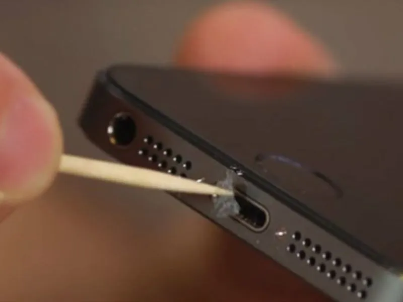 Vệ sinh iphone - Cổng sạc
