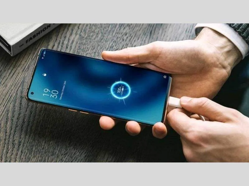 Cắm sạc để khởi động màn hình điện thoại Android/iOS