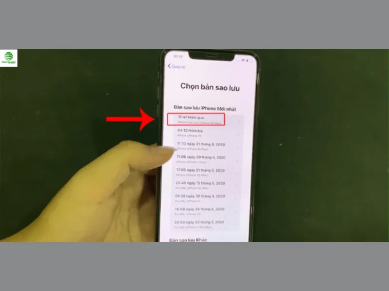 chọn bản sao lưu và chờ thiết bị chuyển dữ liệu