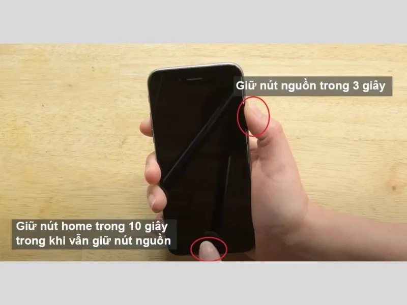 Giữ đồng thời hai nút vật lý để đưa máy về chế độ DFU