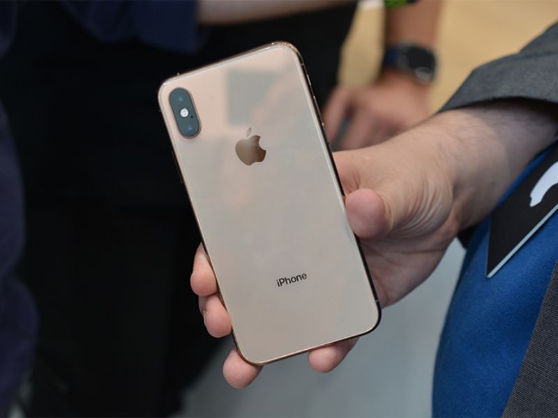 IPhone Xs nhỏ gọn cầm nhẹ tay