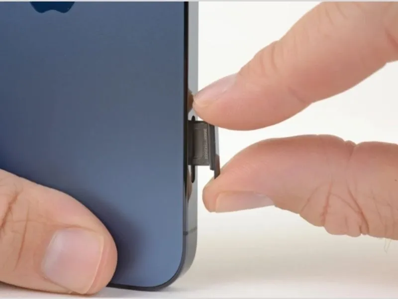 Tháo và kiểm tra sim là Cách khắc phục mạng EDGE trên iPhone