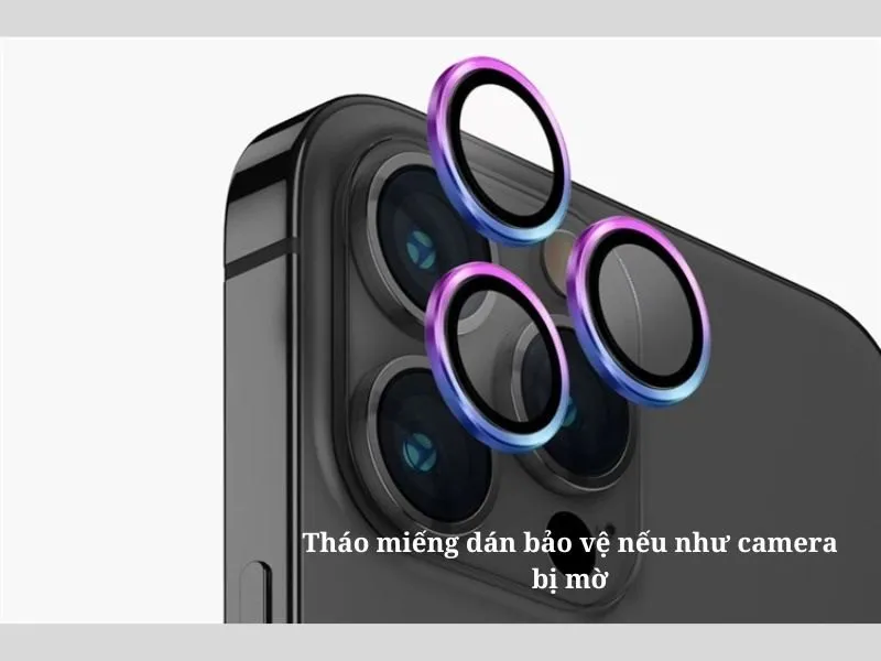 Tháo phụ kiện kính bảo vệ để tránh camera iphone 15 pro max bị mờ