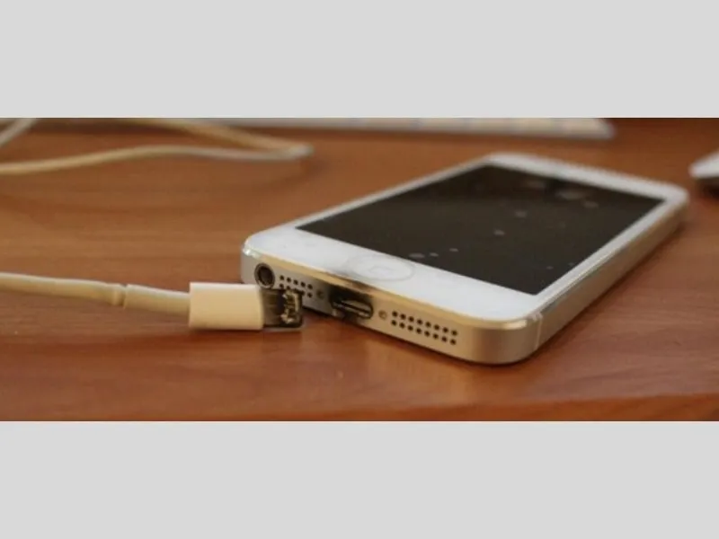 Tiềm ẩn nhiều nguy hiểm khi Cục sạc iPhone bị nóng