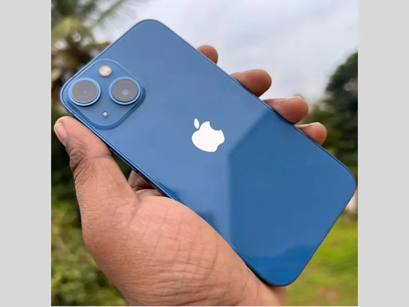 iPhone màu xanh dương cuốn hút - iPhone 13