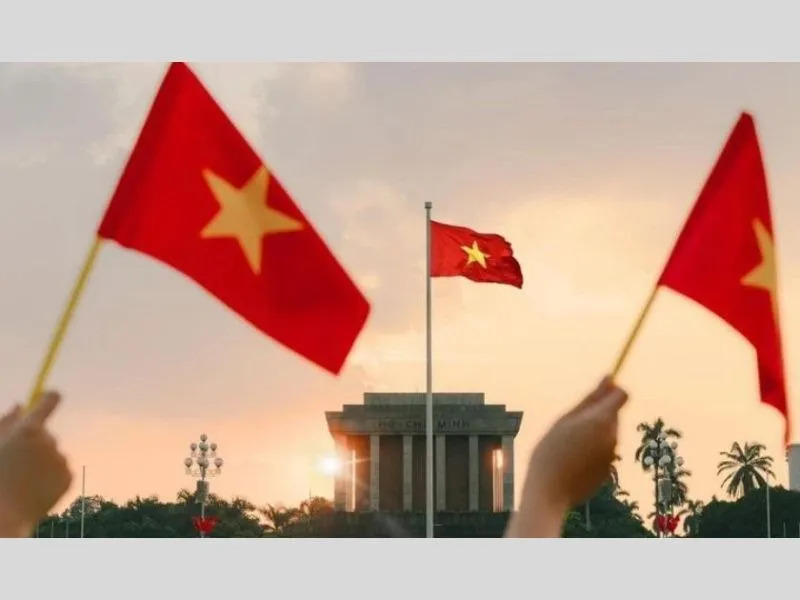 Lá cờ tổ quốc tung bay trên bầu trời