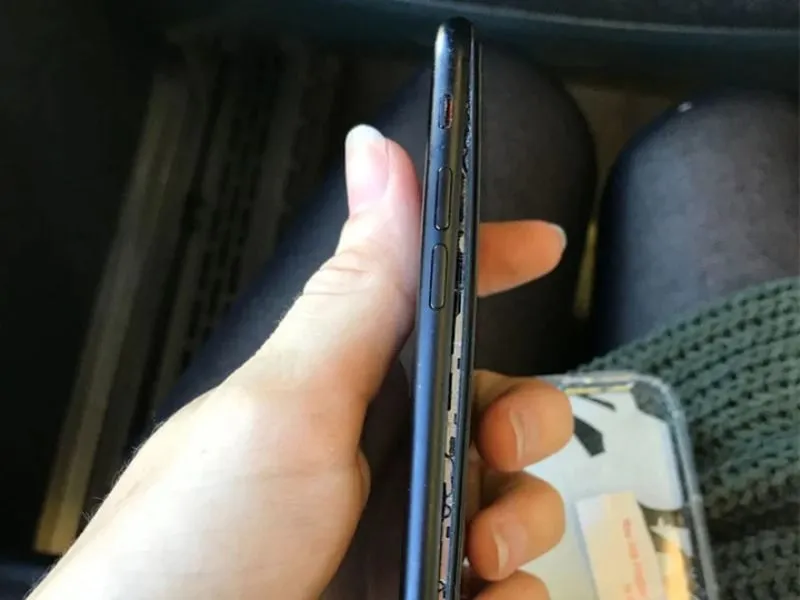 Kiểm tra giao diện bên ngoài của iPhone