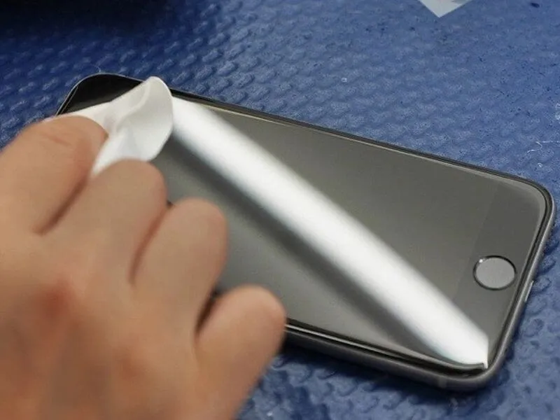Vệ sinh màn hình iPhone