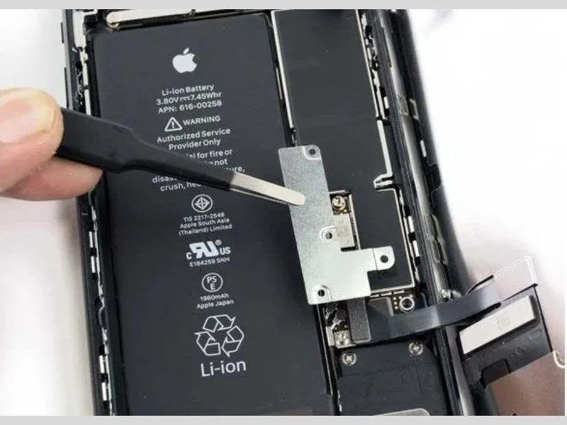 Cẩn thận từng chi tiết để đảm bảo an toàn trong Quy trình thay Pin iPhone