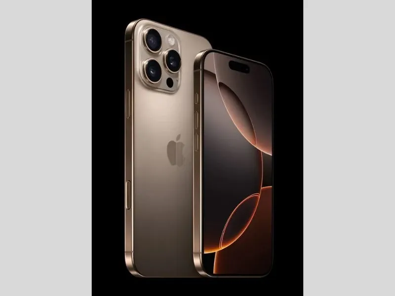 So sánh Samsung S25 Ultra và iPhone 16 Pro Max để khám phá những điểm nổi bật từ hai ông lớn công nghệ. Từ đó sẽ có những nhận định chính xác hơn về hiệu năng, camera, Pin… Cùng Di Động Xanh phân tích chi tiết để giúp bạn đưa ra quyết định đúng đắn về hai phiên bản này.
So sánh Samsung S25 Ultra và iPhone 16 Pro Max
So sánh Samsung S25 Ultra và iPhone 16 Pro Max với thiết kế ấn tượng
Thiết kế bên ngoài luôn ảnh hưởng đến người dùng, bởi đó là ấn tượng đầu tiên. Vậy giữa Samsung S25 Ultra và iPhone 16 Pro Max đâu là thiết kế tạo ấn tượng tốt hơn với bạn?
Samsung S25 Ultra mang phong cách thiết kế vuông vức, mạnh mẽ và hiện đại ngay cái nhìn đầu tiên. Khung viền titan thế hệ mới tăng độ bền nhưng vẫn giữ thân máy mỏng nhẹ và sang trọng.
Lưng kính nhám chống vân tay giúp thiết bị luôn sạch sẽ, nâng tầm thẩm mỹ tổng thể. Cụm bốn camera được sắp xếp hợp lý ở góc trái, góp phần tạo sự cân đối cho mặt sau. Đặc biệt, khe cắm S Pen tích hợp tinh tế cạnh đáy, đảm bảo thiết kế liền mạch và không gây rối mắt.
Thiết kế tinh tế, sang trọng
Ngược lại, iPhone 16 Pro Max tiếp tục theo đuổi triết lý thiết kế tối giản và tinh tế. iPhone 16 Pro Max sở hữu khung titan mờ, kết hợp kính mịn tạo nên vẻ ngoài tinh tế, liền mạch. Các cạnh máy được bo cong nhẹ, mang lại cảm giác cầm thoải mái hơn so với thế hệ trước. Cụm ba ống kính sau vẫn giữ bố cục hình tam giác quen thuộc, đóng vai trò như dấu ấn nhận diện thương hiệu.
Vẻ ngoài sang trọng và hiện đại
Khi đặt Samsung S25 Ultra vs iPhone 16 Pro Max cạnh nhau sẽ thấy cái riêng của chúng. Samsung nổi bật lên với vẻ đẹp mạnh mẽ, hiện đại và tiện lợi nhờ S Pen tích hợp trong thân máy. Ngược lại, iPhone thể hiện chất tối giản, tinh tế nhưng vẫn đậm chất sang trọng và uy lực riêng.
So sánh Samsung S25 Ultra và iPhone 16 Pro Max ở công nghệ màn hình
Công nghệ màn hình là điểm khác biệt rõ rệt giữa Samsung Galaxy S25 Ultra và iPhone 16 Pro Max. Samsung trang bị tấm nền Dynamic AMOLED 2X 6.9 inch, độ phân giải QHD+ cùng độ sáng tối đa lên đến 2600 nit.
Tần số quét linh hoạt từ 1–120Hz chính là điều mà nhiều người dùng mong muốn. Bởi cảm giác thao tác mượt mà trong nhiều hoạt động mà công nghệ này mang lại. Nhờ đó, thiết bị luôn nằm trong top đầu bảng xếp hạng về chất lượng màn hình hiện nay.
Màn hình hiển thị sắc nét, chân thật
Ngược lại, iPhone 16 Pro Max dùng màn hình Super Retina XDR OLED 6.9 inch. Được tinh chỉnh kỹ lưỡng bởi Apple. Dù độ phân giải thấp hơn một chút, máy vẫn hiển thị sắc nét và tiết kiệm pin hiệu quả.
Nhờ công nghệ ProMotion 1–120Hz, người dùng trải nghiệm sự mượt mà nhưng vẫn tiết kiệm năng lượng. Màu sắc hiển thị trung thực, tự nhiên và dịu mắt – đặc trưng của các thiết bị Apple.
Hình ảnh hiển thị chân thật, sống động
Một điểm khác biệt quan trọng là chuẩn HDR: Samsung hỗ trợ HDR10+, còn Apple sử dụng Dolby Vision. Đây là hai hướng tiếp cận khác nhau nhưng đều tối ưu trải nghiệm nội dung HDR. Bên cạnh đó, S25 Ultra dùng Gorilla Glass Armor chống phản xạ mới nhất. iPhone lại tiếp tục trung thành với Ceramic Shield.
Màn hình hiển thị của 2 phiên bản
So sánh Samsung S25 Ultra vs iPhone 16 Pro Max hiệu năng, tốc độ xử lý
Khi so sánh S25 Ultra vs iPhone 16 Pro Max, hiệu năng là một trong những yếu tố quan trọng nhất. Samsung Galaxy S25 Ultra sử dụng vi xử lý Snapdragon® 8 Elite, có tốc độ CPU 4.47 GHz. Từ đó cho khả năng xử lý mạnh mẽ, vượt trội trong các tác vụ đa nhiệm, kể cả đồ họa cao.
Con chip được đầu tư mang tốc độ xử lý nhanh, mạnh
iPhone 16 Pro Max dùng chip A18 Pro, CPU 6 lõi gồm 2 lõi mạnh và 4 lõi tiết kiệm điện. Mang lại hiệu suất mạnh mẽ nhưng vẫn tiết kiệm năng lượng.
GPU 6 lõi mới cho khả năng xử lý đồ họa cao. Đặc biệt phù hợp với các ứng dụng yêu cầu hiệu năng và khả năng xử lý tính toán cao. iPhone 16 Pro Max có khả năng xử lý AI nhanh và chính xác hơn nhờ Neural Engine 16 lõi mới. Giúp các tác vụ như nhận diện hình ảnh và tối ưu hóa ứng dụng trở nên mượt mà hơn.
Con chip A18 Pro mạnh mẽ nhất cho iPhone của Apple
Cả hai thiết bị đều hỗ trợ 5G, đảm bảo tốc độ kết nối cao và trải nghiệm trực tuyến mượt mà. Tuy nhiên, iPhone 16 Pro Max nổi bật với khả năng tối ưu hóa phần mềm tuyệt vời.
So sánh Samsung S25 Ultra vs iPhone 16 Pro Max về khả năng chụp, quay
Samsung S25 Ultra sở hữu cụm camera mạnh mẽ với 200 MP camera chính (F1.7), 50MP telephoto (F3.4) và 50 MP camera góc rộng (F1.9). Thêm vào đó là 10MP camera telephoto hỗ trợ zoom quang học 3x và 10x. Bạn có thể chụp ảnh các vật thể ở xa mà không bị nhòe, vỡ nét quá nhiều như các thế hệ trước đây.
Thông số Camera vô cùng ấn tượng
Điểm nổi bật của Samsung S25 Ultra là khả năng quay video 8K UHD. Mang lại trải nghiệm hình ảnh sắc nét và chi tiết chưa từng có. Ngoài ra S25 Ultra con được Samsung tích hợp Nightography và AI Zoom. Giúp tối ưu hóa các bức ảnh trong điều kiện thiếu sáng và chụp cảnh vật từ xa.
Hình ảnh chụp từ Camera sau của S25 Ultra
iPhone 16 Pro Max cũng không kém cạnh với cụm camera 48 MP Fusion (ƒ/1.78). Mang lại những bức ảnh siêu sắc nét. iPhone 16 Pro Max còn trang bị 12MP Telephoto (ƒ/2.8) hỗ trợ zoom quang học 5x và zoom kỹ thuật số 25x. Nhờ đó, các công việc yêu cầu chụp hay quay video ở khoảng cách xa trở nên dễ dàng hơn.
Thông số Camera của iPhone 16 Pro Max
Với khả năng quay video 4K Dolby Vision và hỗ trợ ProRes, iPhone 16 Pro Max mang đến chất lượng video tuyệt vời và chuyên nghiệp. Các tính năng như Photonic Engine và Deep Fusion giúp xử lý hình ảnh chính xác và chi tiết.
Video quay từ xa không bị vỡ nét
So sánh Samsung S25 Ultra và iPhone 16 Pro Max về thời lượng Pin
Galaxy S25 Ultra được trang bị viên pin có dung lượng 5000mAh, hoạt động liên tục lên đến 31 giờ. Mang đến trải nghiệm tiện lợi tối đa, cho một ngày dài làm việc.
Dung lượng Pin lớn, lên đến 5000 mAh
iPhone 16 Pro Max cũng không kém cạnh khi bạn có thể xem video liên tục đến 33 giờ, nhỉnh hơn so với Samsung S25 Ultra. Đối với những video trực tuyến, thời gian mở liên tục lên tới 29 giờ.
Thời gian nghe nhạc của iPhone 16 Pro Max cũng cực kỳ ấn tượng, lên đến 105 giờ. Điều này chứng tỏ iPhone 16 Pro Max tối ưu tốt cho những người dùng cần trải nghiệm lâu dài.
Thời gian xem video có phần vượt trội
Dù S25 Ultra và iPhone 16 Pro Max có thời gian sử dụng khác nhau. Tuy nhiên nó không chênh lệch quá nhiều, và đều có thể đáp ứng tốt nhu cầu sử dụng. Lựa chọn giữa hai dòng máy này còn phụ thuộc vào thói quen sử dụng cá nhân của bạn.
So sánh iPhone 16 Pro Max vs Samsung S25 Ultra về công nghệ AI
Cả iPhone 16 Pro Max và Samsung S25 Ultra đều được trang bị các tính năng AI mạnh mẽ, giúp người dùng tối ưu hóa trải nghiệm hàng ngày.
Samsung S25 Ultra nổi bật với các tính năng AI đa dạng, cụ thể:
Galaxy AI hỗ trợ nhiều chức năng hữu ích như Khoanh Tròn Để Tìm Kiếm (Circle to Search) và Dịch Trực Tiếp (Live Translate).
Trợ Lý Chat (Chat Assist) và Trợ Lý Ghi Chú (Note Assist) giúp người dùng giao tiếp và ghi chú hiệu quả.
Hệ thống AI còn hỗ trợ S Pen, cho phép vẽ và viết chính xác hơn, tối ưu hóa công việc sáng tạo.
Sáng tạo chỉ với vài chạm
iPhone 16 Pro Max tập trung cao độ vào việc bảo mật thông tin và hiệu suất cho AI:
Apple Intelligence được phát triển như một trợ lý thông minh thế hệ mới. Hỗ trợ người dùng xử lý nhiều công việc với hiệu suất hiệu quả hơn. Nó có thể hoàn thành từ các công việc cơ bản như viết lách đến sáng tạo.
Điểm nổi bật là quyền riêng tư: dữ liệu của người dùng được bảo vệ một cách tối đa, không ai có thể truy cập, kể cả Apple.
Các tính năng AI của Apple cũng giúp người dùng làm việc hiệu quả và sáng tạo, đồng thời hỗ trợ bảo mật tối ưu.
Apple Intelligence với nhiều tiện ích đặc biệt
Nên lựa chọn iPhone 16 Pro Max hay Samsung S25 Ultra?
Nên lựa chọn iPhone 16 Pro Max hay Samsung S25 Ultra? Câu trả lời là đầu tiên bạn cần xác định nhu cầu và khả năng tài chính của mình. Mỗi phiên bản đều có những điểm đặc biệt riêng.
Samsung S25 Ultra sở hữu màn hình có kích thước 6.9 inch Dynamic AMOLED 2X sắc nét. Hệ thống camera 200MP và khả năng zoom 100x rất ấn tượng. Với quay video 8K, nó phù hợp cho người yêu nhiếp ảnh và video. Các tính năng AI như tìm kiếm thông minh và ghi chú tiện lợi cũng rất hữu ích.
Nên chọn mua iPhone 16 Pro Max hay Samsung S25 Ultra
iPhone 16 Pro Max được Apple trang bị cho con chip A18 Pro siêu Vip. Nó có thể xử lý nhanh nhiều tác vụ cơ bản và nâng cao, đảm bảo không giật, lag. Camera với khả năng quay video Dolby Vision 4K cho chất lượng tuyệt vời. Bảo mật cao và tính ổn định là điểm mạnh được nhiều người tin tưởng của iPhone.
Nếu bạn yêu thích màn hình đẹp và nhiếp ảnh tuyệt vời, Samsung S25 Ultra là lựa chọn phù hợp. Nếu bạn ưu tiên hiệu năng mạnh, bảo mật cao và khả năng quay video mượt mà, iPhone 16 Pro Max là lựa chọn đáng tin cậy.
Lời kết
Bài viết đã có những phân tích khách quan khi so sánh Samsung S25 Ultra và iPhone 16 Pro Max. Bạn có thể tham khảo thêm để dễ dàng quyết định xuống tiền rinh một em hợp ý về nhà.
Nhanh tay truy cập vào website của Di Động Xanh để săn ngay iPhone với các chương trình ưu đãi. Hiện tại cửa hàng đang diễn ra chương trình Flash Sale, Thu cũ đổi mới, trả góp 0 đồng khi mua iPhone 16 Pro Max Đà Nẵng…