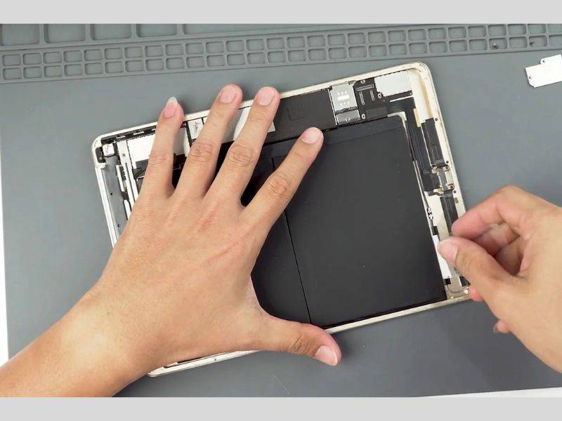 Không nên tự thay Pin nếu không có kỹ thuật