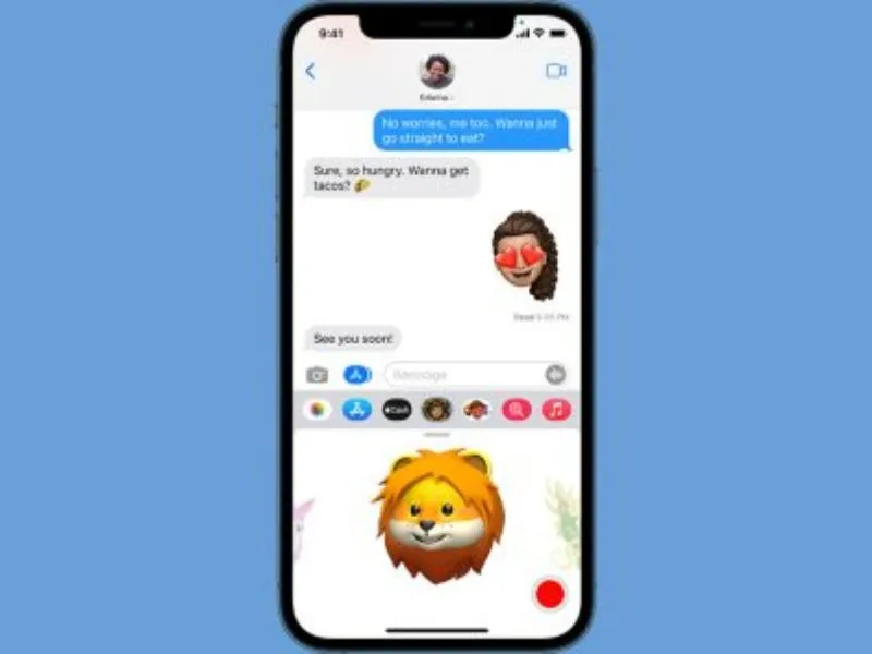 Cài đặt iMessage trên iPhone là bước đầu giúp bạn tận dụng tối đa hệ sinh thái Apple để nhắn tin miễn phí, mượt mà giữa các thiết bị. Trong bài viết này, Di Động Xanh sẽ hướng dẫn bạn cách bật iMessage, chọn số điện thoại hoặc email nhận tin, bật Gửi dưới dạng SMS khi mất mạng, và xử lý nhanh lỗi không kích hoạt được iMessage. Cài đặt imessage trên iPhone Cài đặt iMessage trên iPhone là gì? iMessage là dịch vụ nhắn tin độc quyền của Apple, cho phép người dùng iPhone, iPad, và Mac gửi tin nhắn, hình ảnh, video miễn phí thông qua kết nối Internet. Khi bạn cài đặt tin nhắn imessage trên iPhone, thay vì sử dụng tin nhắn SMS tốn phí như truyền thống, bạn có thể nhắn tin miễn phí với người dùng khác trong hệ sinh thái Apple. Khác với tin nhắn thông thường (hiển thị bong bóng xanh lá), iMessage sẽ hiển thị bong bóng màu xanh dương, cho biết bạn đang gửi tin nhắn iMessage trên iPhone thông qua kết nối mạng Wi-Fi hoặc 4G/5G. Cài đặt tin nhắn imessage trên iPhone là gì Việc cài đặt iMessage cho iPhone là bước quan trọng giúp bạn đồng bộ tin nhắn trên nhiều thiết bị Apple, tận dụng các tính năng nâng cao như: gửi tin nhắn có hiệu ứng, chia sẻ vị trí, tạo nhóm trò chuyện và bảo mật nội dung với mã hóa đầu cuối. Cách cài đặt iMessage trên iPhone đơn giản nhất Việc cài đặt iMessage trên iPhone khá dễ dàng và chỉ mất vài phút nếu bạn làm đúng theo hướng dẫn. Dưới đây là cách thực hiện chi tiết để bạn có thể bắt đầu nhắn tin miễn phí với người dùng Apple khác. Các bước bật iMessage trên iPhone Đầu tiên, để kích hoạt iMessage, bạn hãy truy cập vào ứng dụng Cài đặt (Settings) trên iPhone. Tại đây, tìm đến mục Tin nhắn (Messages) và bật công tắc iMessage lên. Bật cài đặt tin nhắn imessage trên iPhone Sau khi bật, hệ thống sẽ tự động gửi một yêu cầu kích hoạt đến Apple. Quá trình này thường chỉ mất vài giây nếu kết nối mạng ổn định. Đây là bước cơ bản trong cách cài đặt iMessage trên iPhone dành cho người mới. Cách cài đặt iMessage bằng số điện thoại Một trong những tính năng được nhiều người dùng quan tâm là cách cài đặt tin nhắn imessage trên iPhone bằng số điện thoại. Khi kích hoạt iMessage, hệ thống sẽ mặc định sử dụng số SIM đang lắp trên thiết bị để gửi và nhận tin nhắn. Để kiểm tra hoặc thay đổi, bạn vào mục Gửi & Nhận (Send & Receive) trong phần Tin nhắn. Tại đây, bạn có thể chọn số điện thoại đang sử dụng để làm địa chỉ nhận iMessage. Tính năng này rất tiện lợi nếu bạn chủ yếu sử dụng số điện thoại để liên lạc, thay vì email. Cách cài đặt imessage bằng số điện thoại Kích hoạt email song song với số điện thoại Ngoài số điện thoại, iMessage cũng cho phép bạn sử dụng địa chỉ email Apple ID để gửi và nhận tin nhắn. Đây là lựa chọn phổ biến cho những ai dùng nhiều thiết bị Apple hoặc muốn giữ số điện thoại riêng tư. Để thiết lập, chỉ cần vào lại phần Gửi & Nhận, sau đó thêm email bạn muốn dùng. Hệ thống sẽ gửi mã xác minh đến email đó. Sau khi xác minh thành công, bạn có thể linh hoạt chuyển đổi giữa số điện thoại và email khi nhắn tin qua iMessage. Cài đặt imessage cho iPhone bằng email và số điện thoại Việc kết hợp cả số điện thoại và email trong cài đặt iMessage cho iPhone giúp bạn dễ dàng quản lý liên lạc và tối ưu trải nghiệm trong hệ sinh thái Apple. Cách cài đặt iMessage trên iPhone iOS 18 & các phiên bản khác Việc cài đặt iMessage trên iPhone có thể khác đôi chút tùy vào phiên bản iOS bạn đang dùng. Dưới đây là hướng dẫn chi tiết cho iOS 18 mới nhất và so sánh với iOS 16, giúp bạn thao tác nhanh chóng và tránh lỗi kích hoạt iMessage thường gặp. IOS 18 có gì mới khi cài đặt iMessage? Với iOS 18, Apple đã tinh chỉnh giao diện phần Cài đặt → Tin nhắn, giúp người dùng dễ thao tác hơn khi muốn cài đặt iMessage trên iPhone. Ngoài việc bật/tắt nhanh iMessage, iOS 18 còn cho phép tùy chỉnh các email và số điện thoại nhận iMessage một cách trực quan hơn. Cài đặt imessage trên iPhone ios 18 Một điểm mới đáng chú ý là iOS 18 cải thiện khả năng tự động nhận diện thiết bị và đồng bộ hóa iMessage, giúp việc cài đặt iMessage trên iPhone iOS 18 trở nên mượt mà, ít xảy ra lỗi kích hoạt hơn so với các phiên bản trước. Tính năng 