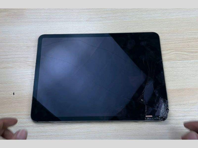 iPad Pro bị nứt và cần thay thế kính 