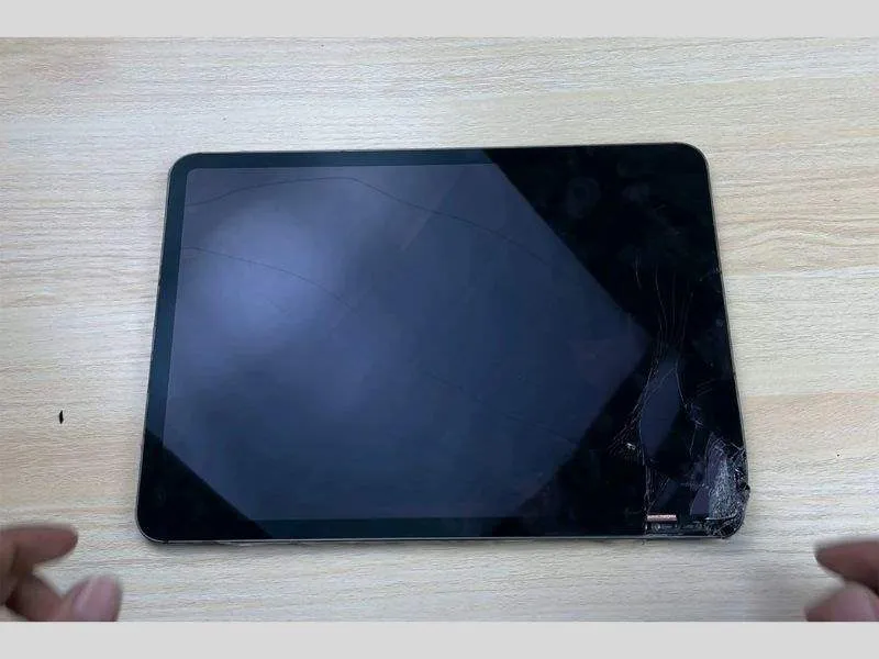 iPad Pro bị nứt và cần thay thế kính 