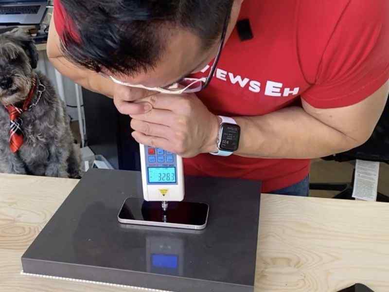 Test lớp kính siêu bền của cực phẩm iPhone