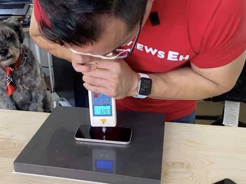 Test lớp kính siêu bền của cực phẩm iPhone