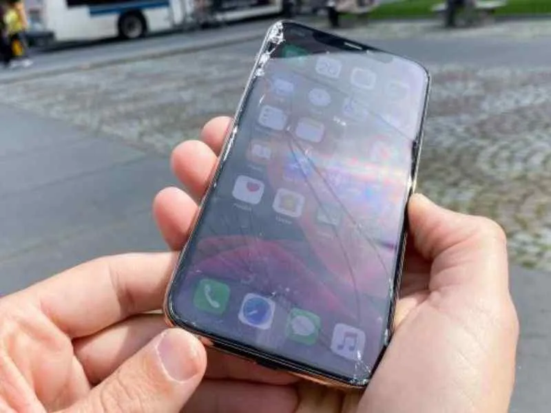 Thay ép kính iPhone 11, 11 Pro, 11 Pro Max giá rẻ tại Di Động Xanh