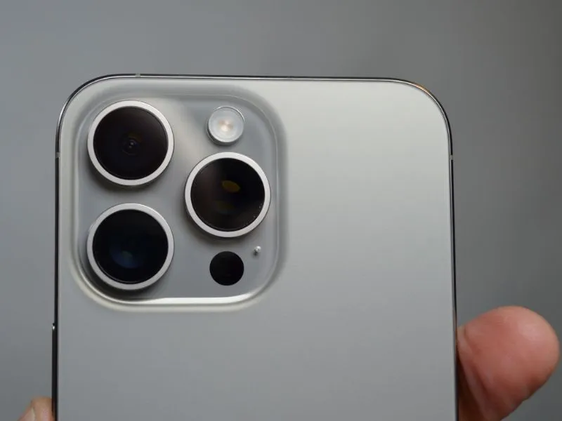Phiên bản iPhone 17 Pro Max tông màu xám bạc sang trọng