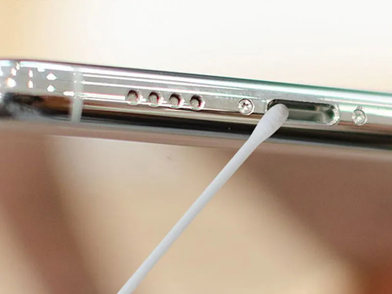 Vệ sinh nhẹ nhàng vị trí cổng kết nối phụ kiện vào iPhone