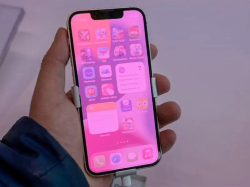 màn hình iphone bị màu âm bản là gì