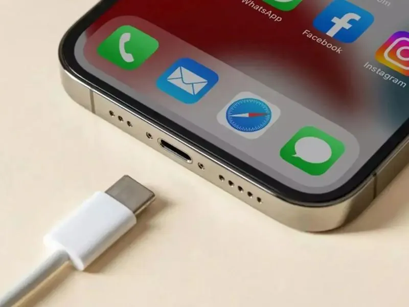 Chuẩn bị cáp sạc đầy đủ khi chia sẻ pin iphone