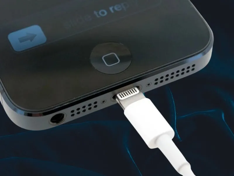 Dấu hiệu nhận biết chân sạc điện thoại iPhone bị lỏng
