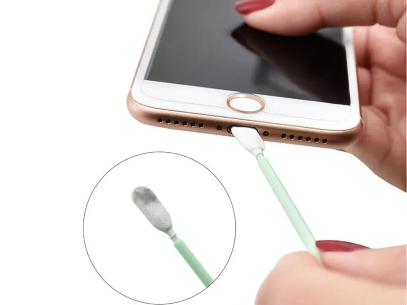 Dùng tăm bông để vệ sinh cổng sạc iPhone