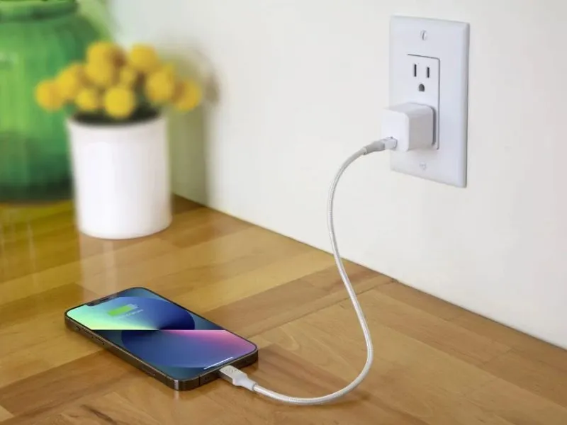 Kiểm tra độ ổn định của nguồn điện khi sạc điện thoại iPhone