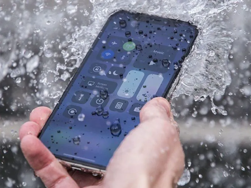 Hạn chế tối đa việc để cáp điện thoại iPhone tiếp xúc với nước